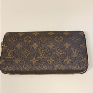 Louis Vuitton Zippy Organizer Wallet